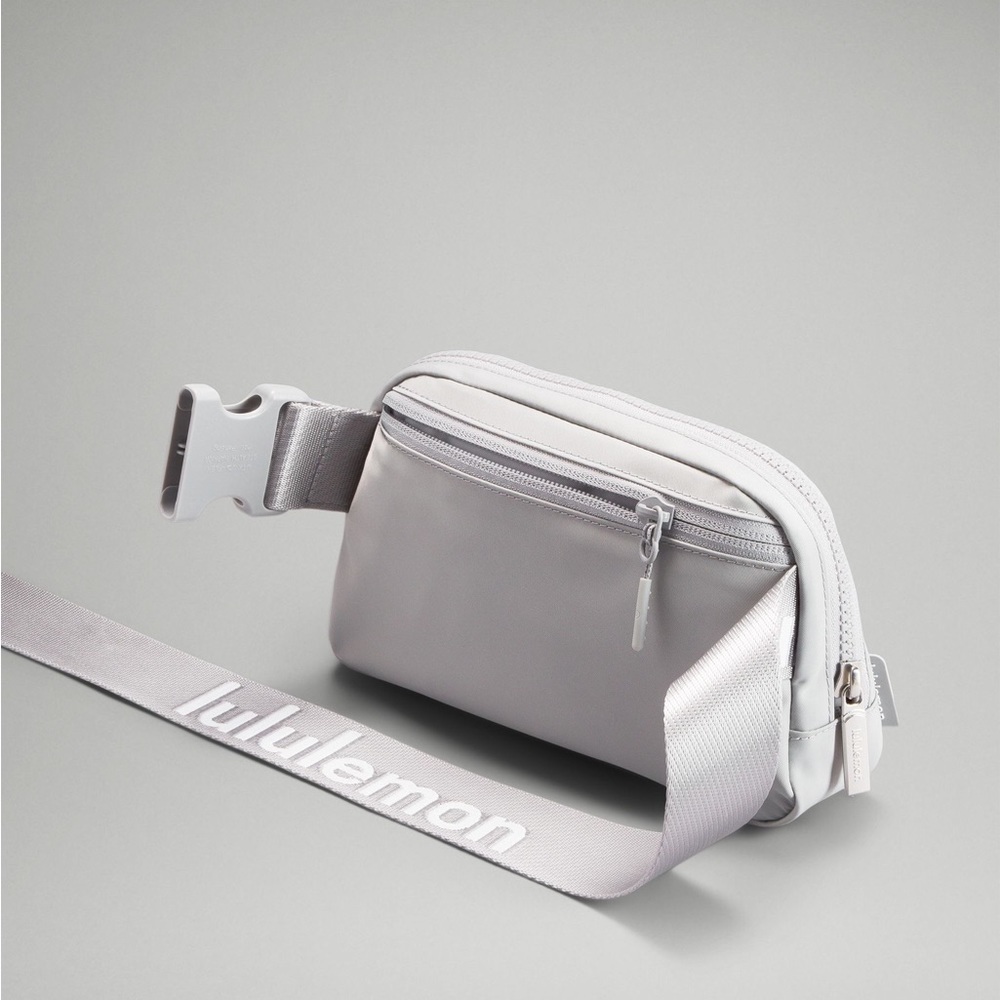 NEW Lululemon Everywhere Belt Bag in Silver Drop/White - Picture 2 of 6